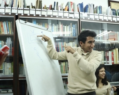 This is a game of Pizzionary (Pictionary + Pizza) played after a talk on the role of freedom in technological innovations at CEDICE's Library.