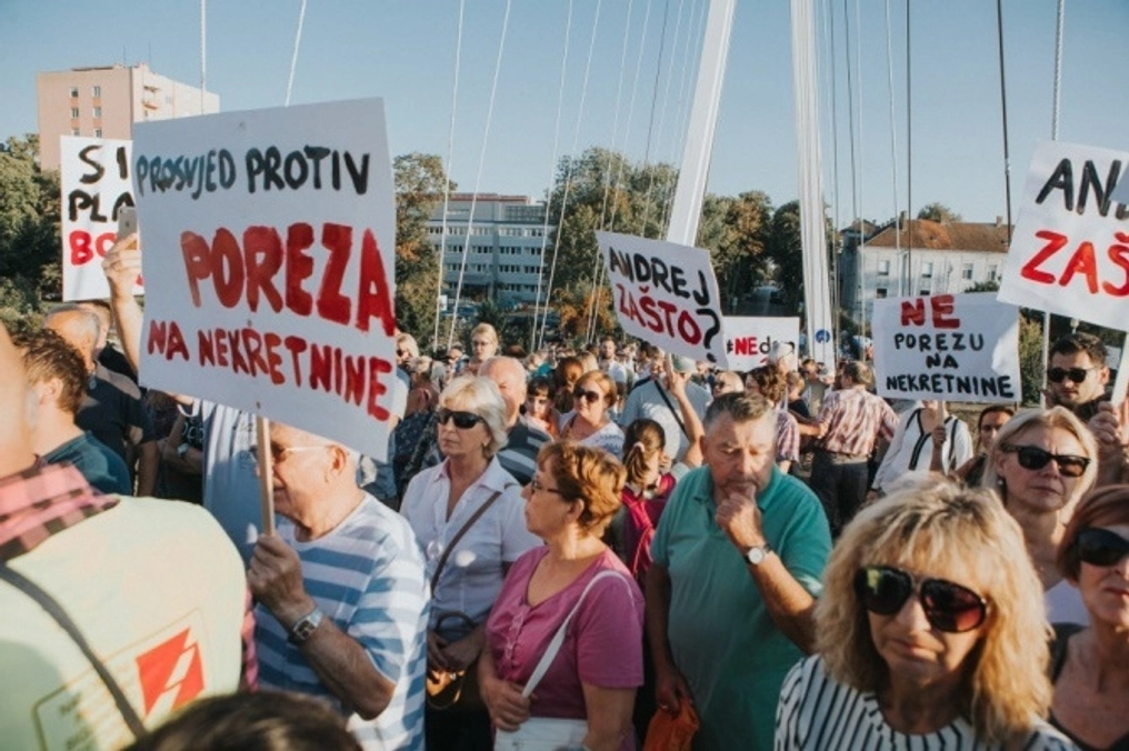 A crowd holding signs at a Croatia demonstration.