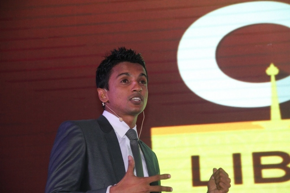 Fernando speaks on stage at an Atlas Network event.