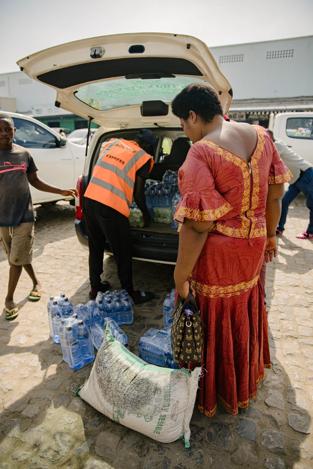 Nasra loads trades goods