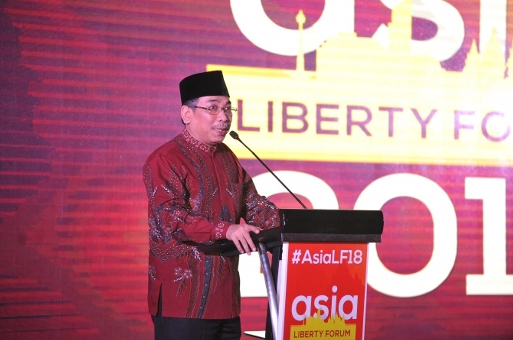 Yahya on stage speaking at the 2019 Asia Liberty Forum.