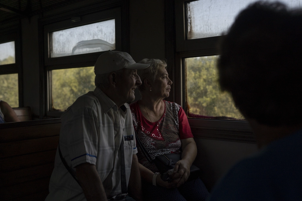 Viktor and his wife Lubov take the train to their small dacha, a small countryside home (AtlasNetwork.org Photo/Bernat Parera).