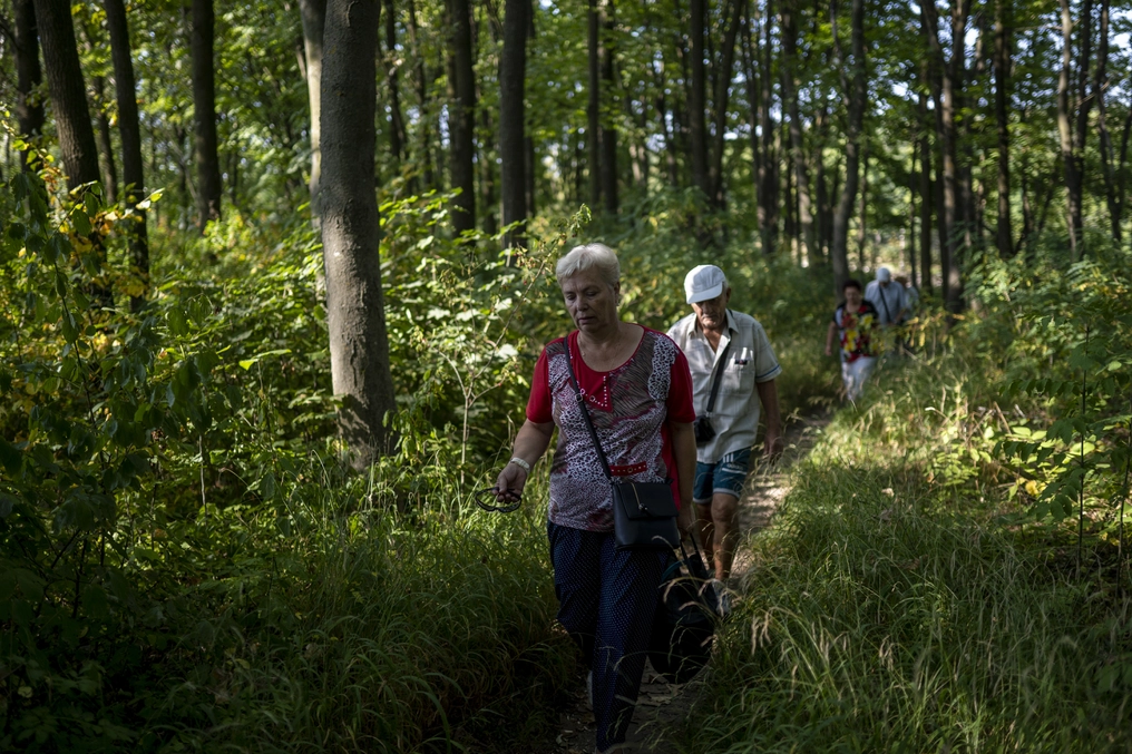 Viktor and Lubov must complete the journey to their dacha on foot (AtlasNetwork.org Photo/Bernat Parera).