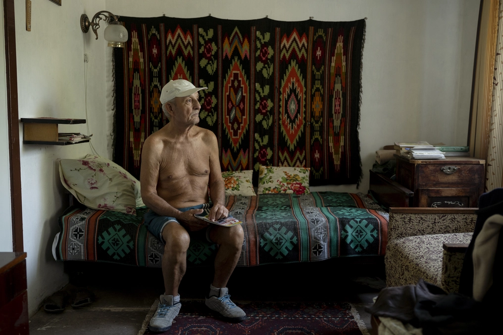 Viktor rests at his dacha after a peaceful morning enjoying fresh fruits and vegetables with his wife Lubov (AtlasNetwork.org Photo/Bernat Parera).
