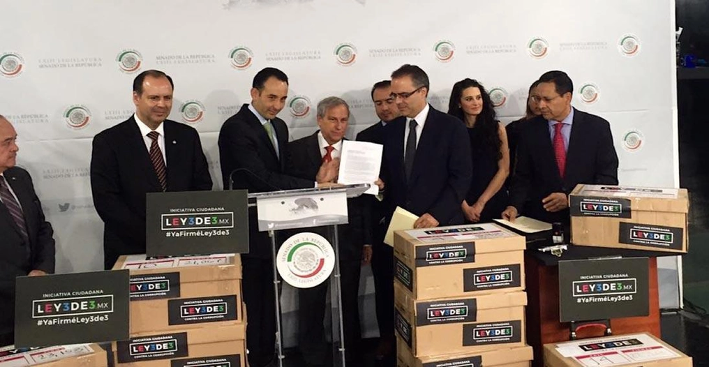 The IMCO team submits an additional 324,667 signatures to the senate on April 6, 2016.