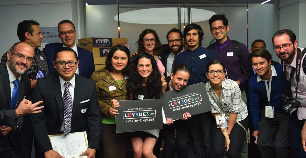 Part of the IMCO team celebrates the first successful mission of 309,376 signatures in favor of the “3DE3” law on March 17, 2016.