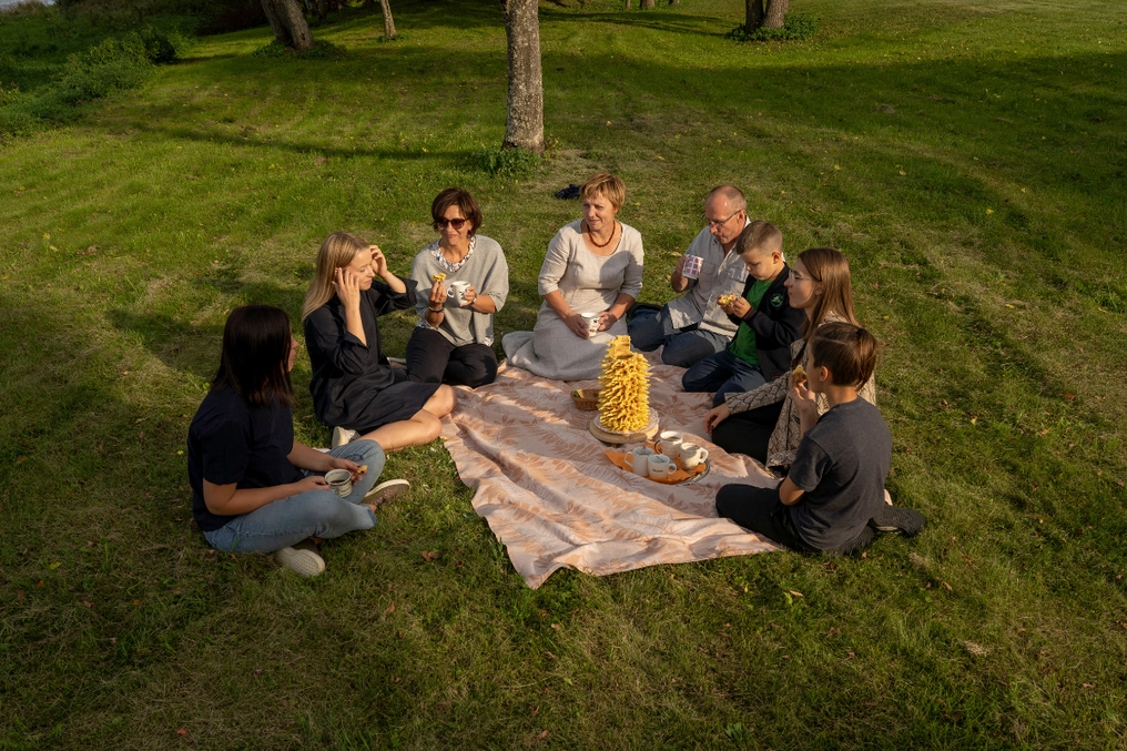LFMI staff and family enjoy the finished šakotis as the sun sets in Zūbiškės (AtlasNetwork.org Photo/Bernat Parera).