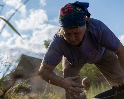 A landowner and resident of Velyka Soltanivka, Ukraine, Yeva gathers potatoes from her garden (AtlasNetwork.org Photo/Bernat Parera).